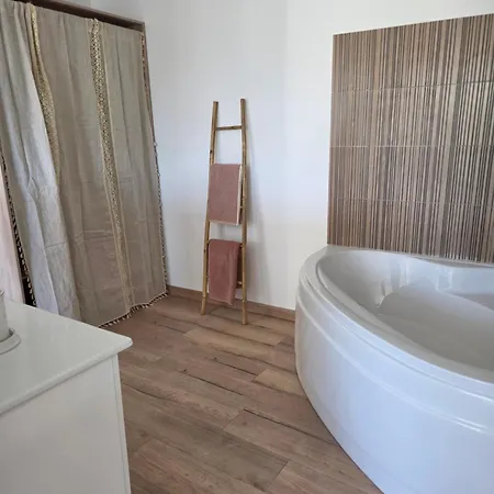 La Maison Blanche, Le Confort Au Calme Saujon